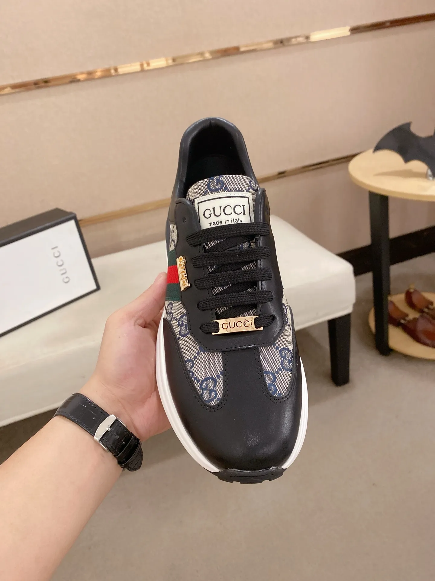 Men's shoes 💰 462💰The new GUCCI (Gucci) counters are launched simultaneously. The new men's shoes, 😘fabrics are selected from imported cowhide, and the lining is sheepskin lining. 👍🏿 High-end ☄️ air-cushion molded anti-slip rubber outsole, exquisite lines, simple and elegant, comfortable and high-end for leisure travel. Code number: 38 to 44 (45 can be customized and cannot be returned or exchanged)